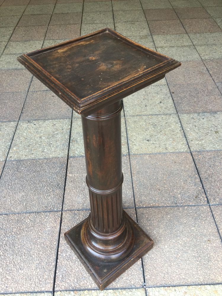 Ein Ständer, eine Säule oder ein Podest im Louis XVI-Stil aus Naturholz.