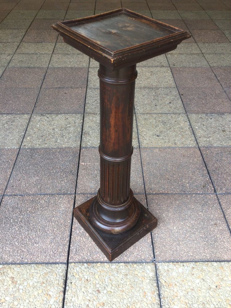 Ein Ständer, eine Säule oder ein Podest im Louis XVI-Stil aus Naturholz.