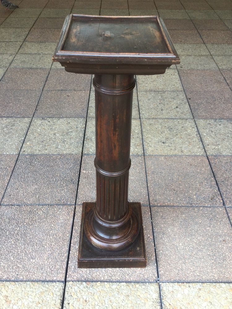 Ein Ständer, eine Säule oder ein Podest im Louis XVI-Stil aus Naturholz.