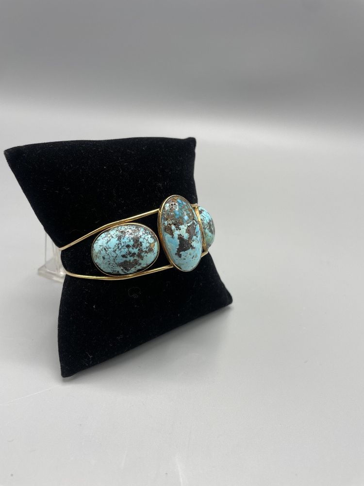 Bracciale rigido in oro con 3 cabochon di turchese
