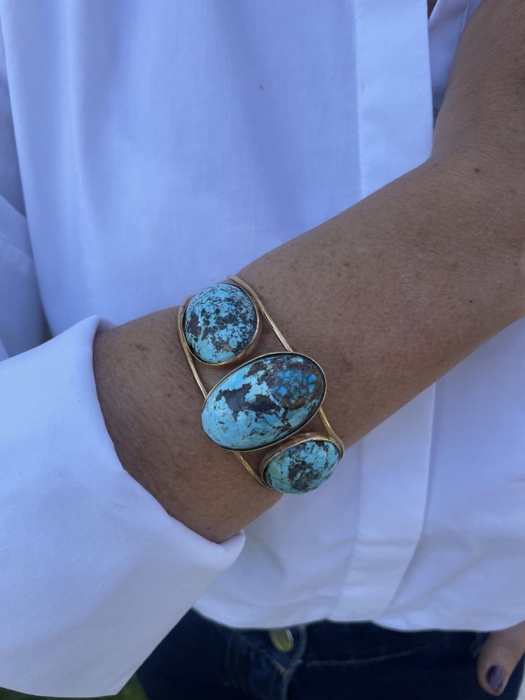 Bracciale rigido in oro con 3 cabochon di turchese