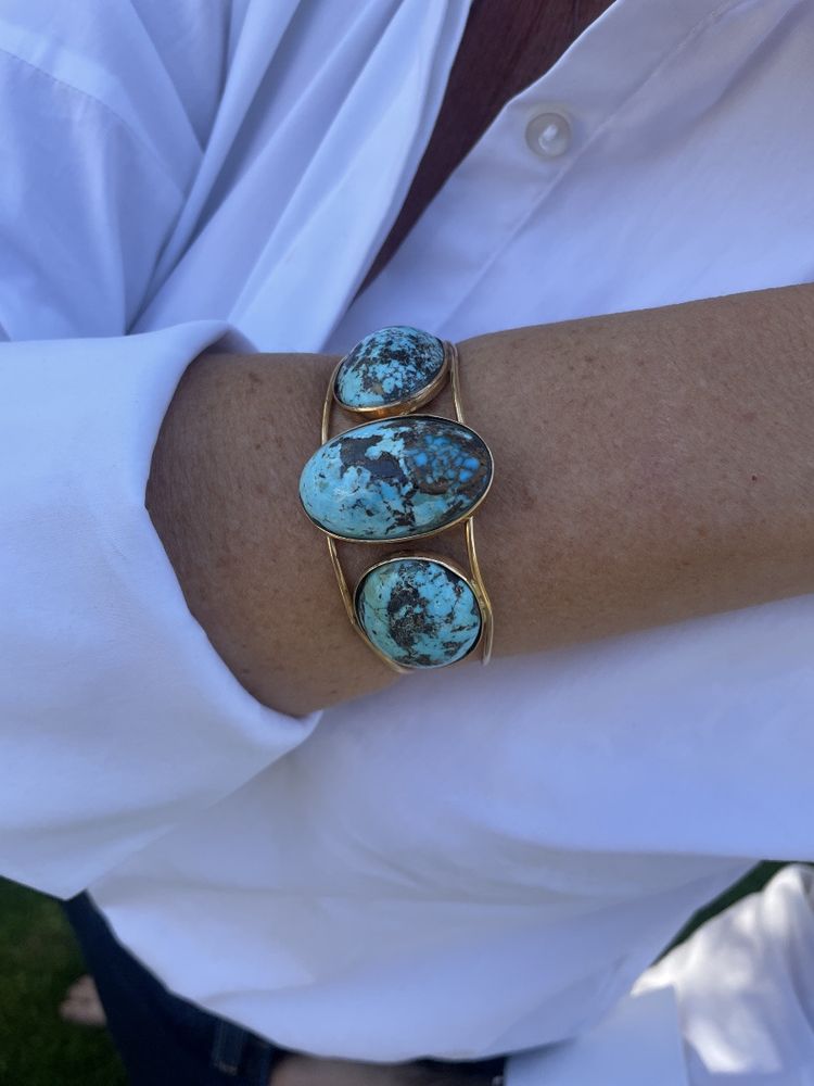 Bracciale rigido in oro con 3 cabochon di turchese