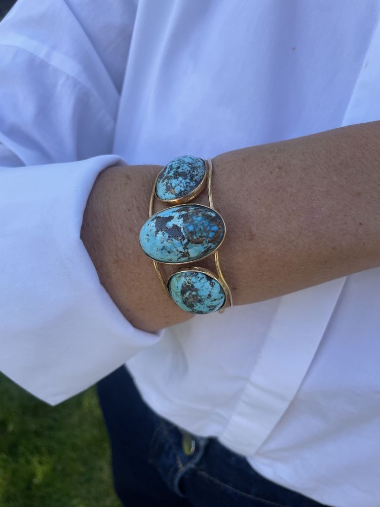 Bracciale rigido in oro con 3 cabochon di turchese