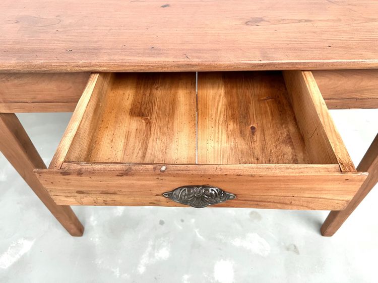Bureau en merisier massif, aux pieds fuseaux