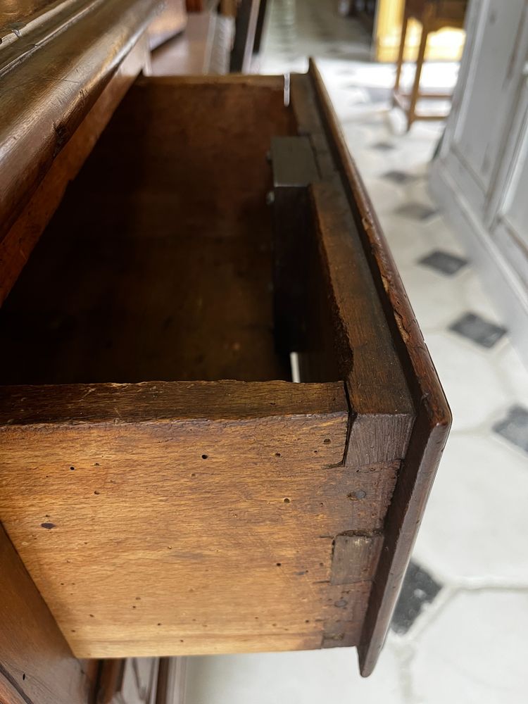 Originale commode Louis XV en noyer
