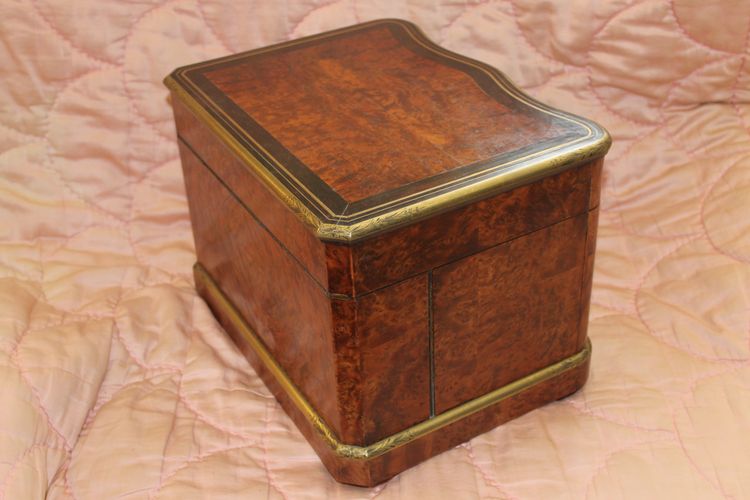 Napoleon III curved liqueur cellar in tuya burl and blackened pear wood, 19th century