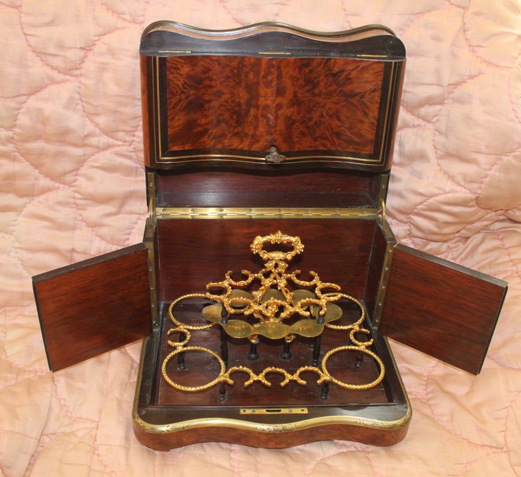 Napoleon III curved liqueur cellar in tuya burl and blackened pear wood, 19th century