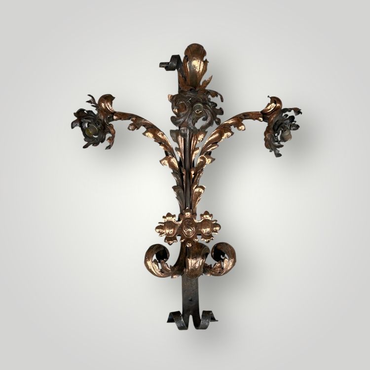 Importante coppia di applique in ferro battuto e ottone rosso della fine del XIX secolo, altezza 88 cm.