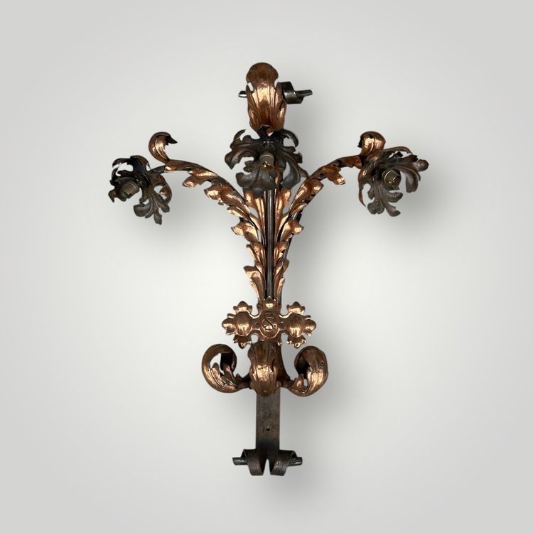 Importante coppia di applique in ferro battuto e ottone rosso della fine del XIX secolo, altezza 88 cm.