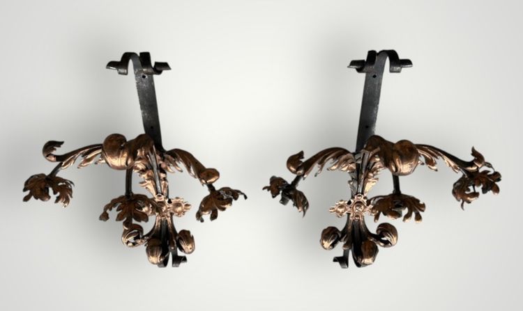 Importante coppia di applique in ferro battuto e ottone rosso della fine del XIX secolo, altezza 88 cm.