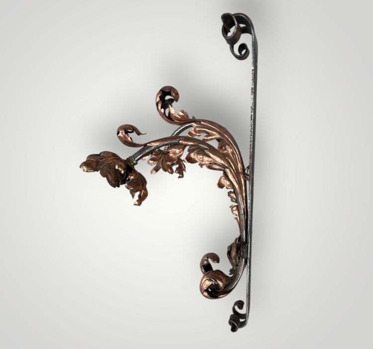 Importante coppia di applique in ferro battuto e ottone rosso della fine del XIX secolo, altezza 88 cm.