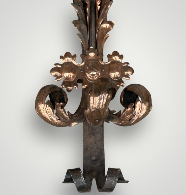 Importante coppia di applique in ferro battuto e ottone rosso della fine del XIX secolo, altezza 88 cm.