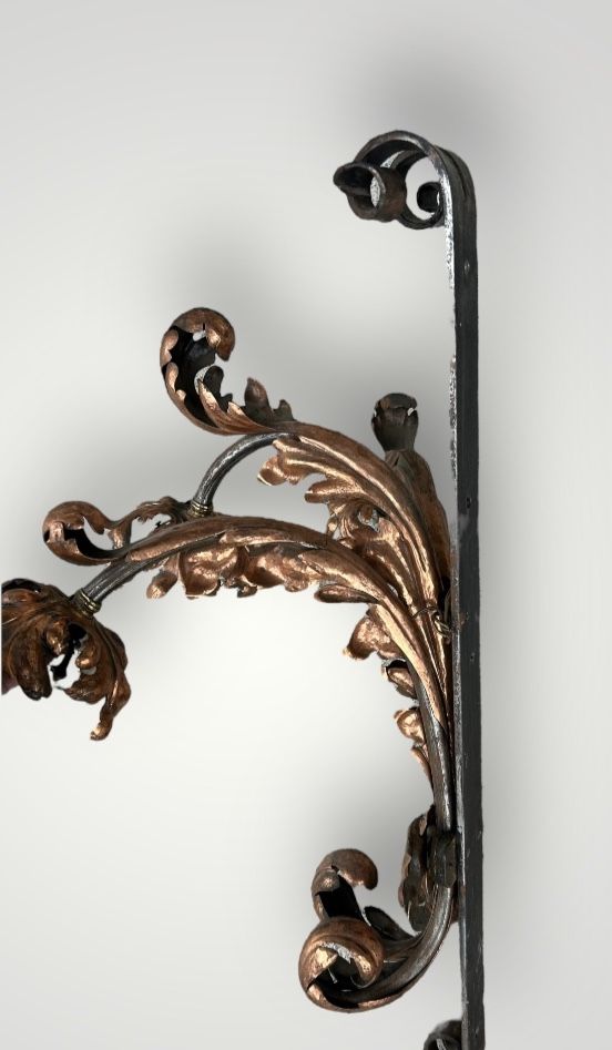 Importante coppia di applique in ferro battuto e ottone rosso della fine del XIX secolo, altezza 88 cm.
