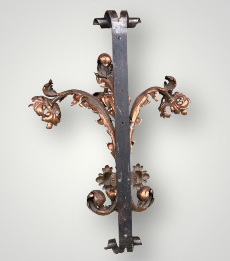 Importante coppia di applique in ferro battuto e ottone rosso della fine del XIX secolo, altezza 88 cm.