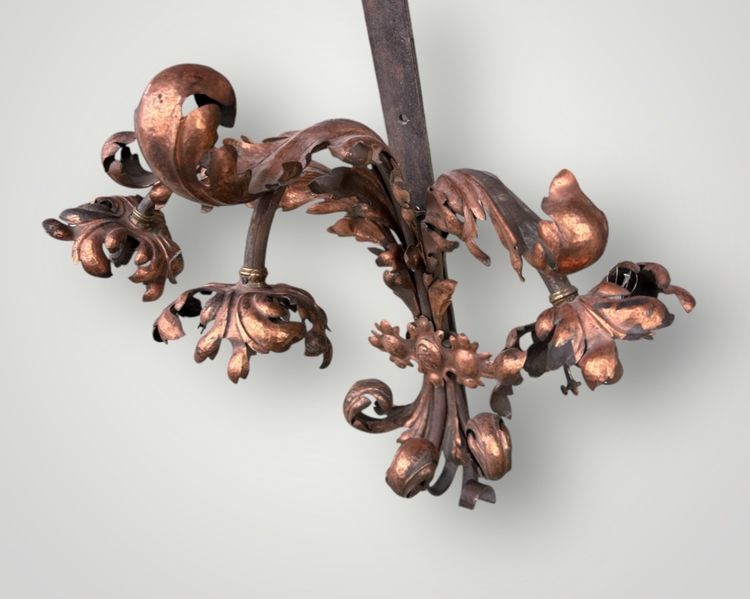Importante coppia di applique in ferro battuto e ottone rosso della fine del XIX secolo, altezza 88 cm.