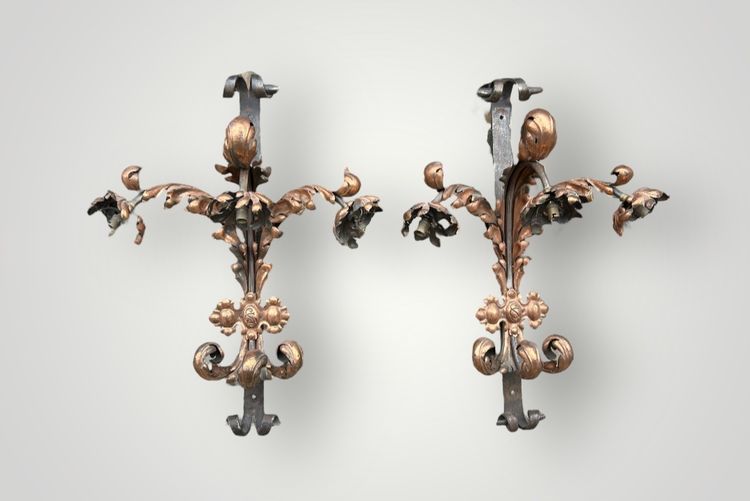 Importante coppia di applique in ferro battuto e ottone rosso della fine del XIX secolo, altezza 88 cm.