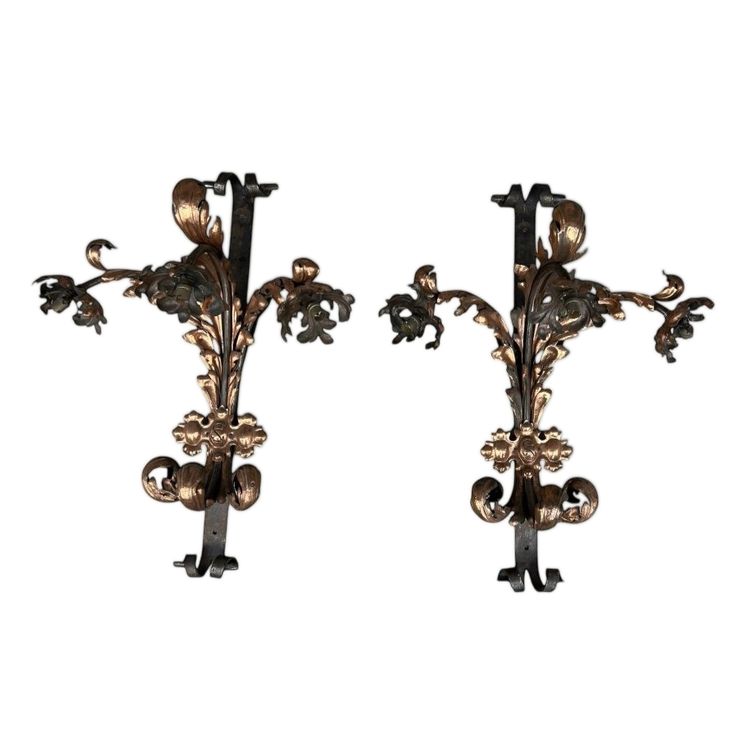 Importante coppia di applique in ferro battuto e ottone rosso della fine del XIX secolo, altezza 88 cm.
