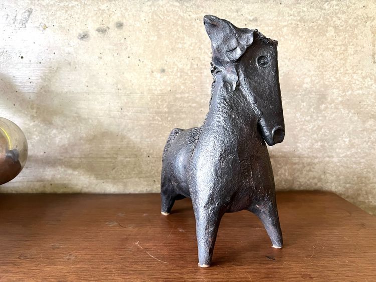 Sculpture en céramique émaillée noire signée Pouchain – Circa 1960