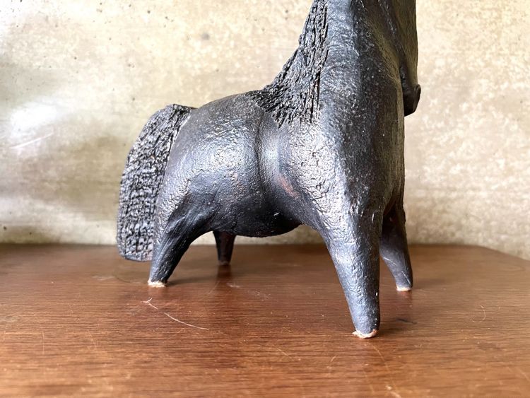 Sculpture en céramique émaillée noire signée Pouchain – Circa 1960