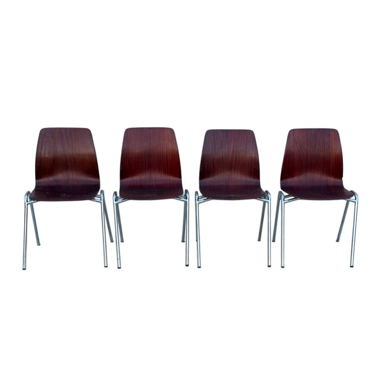 4 stackable chairs