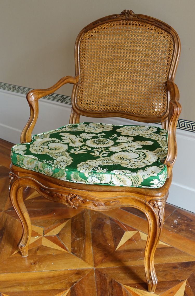 Paar Sessel aus Nussbaumholz mit Korbgeflecht aus der Zeit Louis XV, Lyonnais-Arbeit, Nogaret-Gefolge