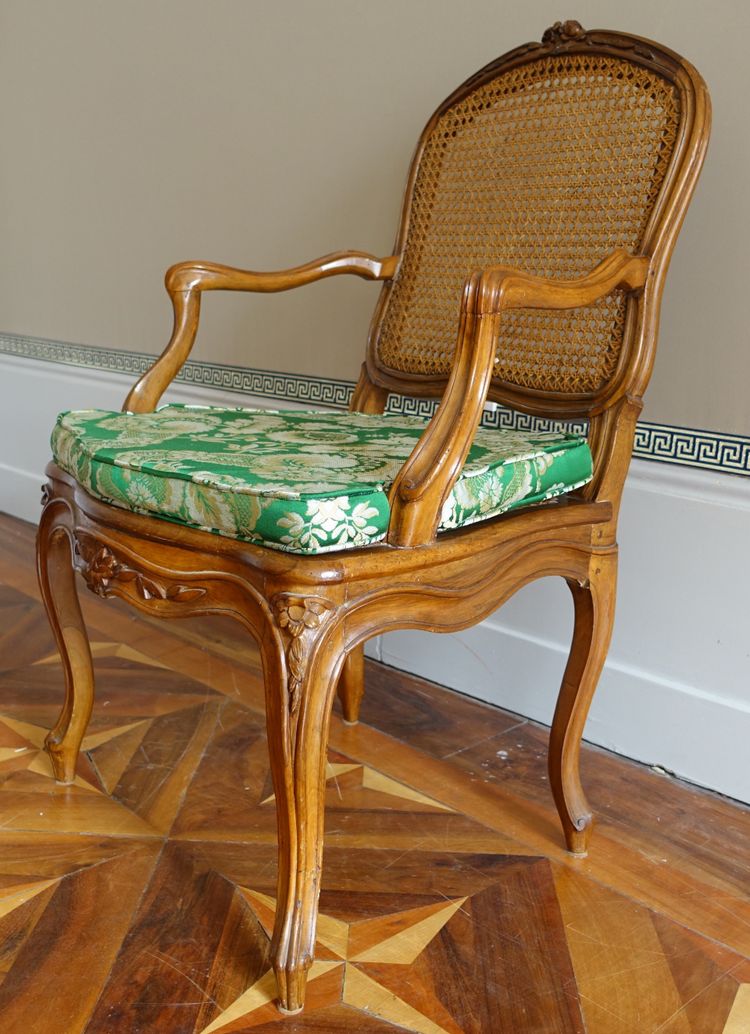 Paar Sessel aus Nussbaumholz mit Korbgeflecht aus der Zeit Louis XV, Lyonnais-Arbeit, Nogaret-Gefolge