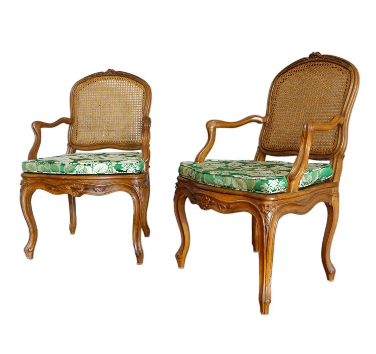 Paar Sessel aus Nussbaumholz mit Korbgeflecht aus der Zeit Louis XV, Lyonnais-Arbeit, Nogaret-Gefolge