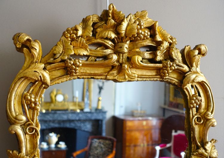 Miroir en bois doré, glace au mercure, travail Provencal d'époque Louis XV - Transition