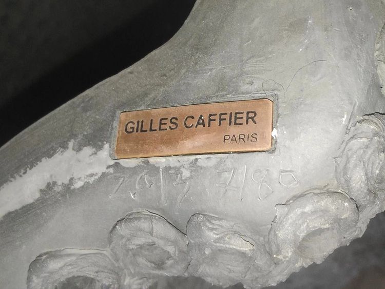 Gilles CAFFIER (1963) tavolino in ceramica, piano in pelle, firmato e datato