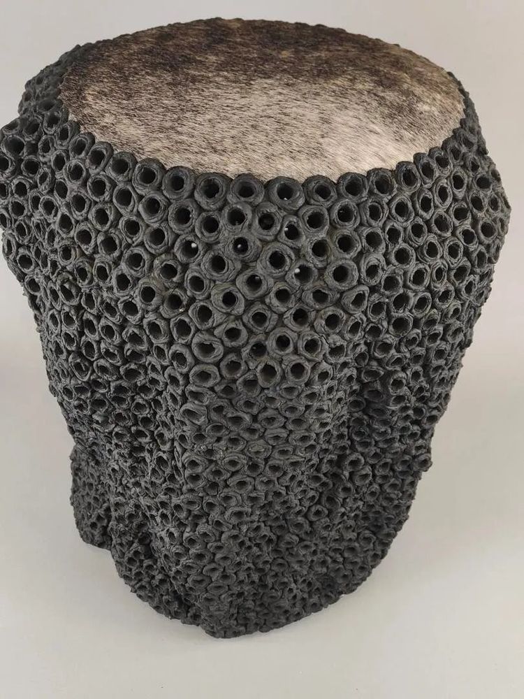 Gilles CAFFIER (1963) tavolino in ceramica, piano in pelle, firmato e datato