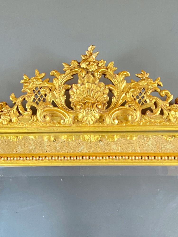 Grand miroir à fronton en bois doré, XIXe siècle