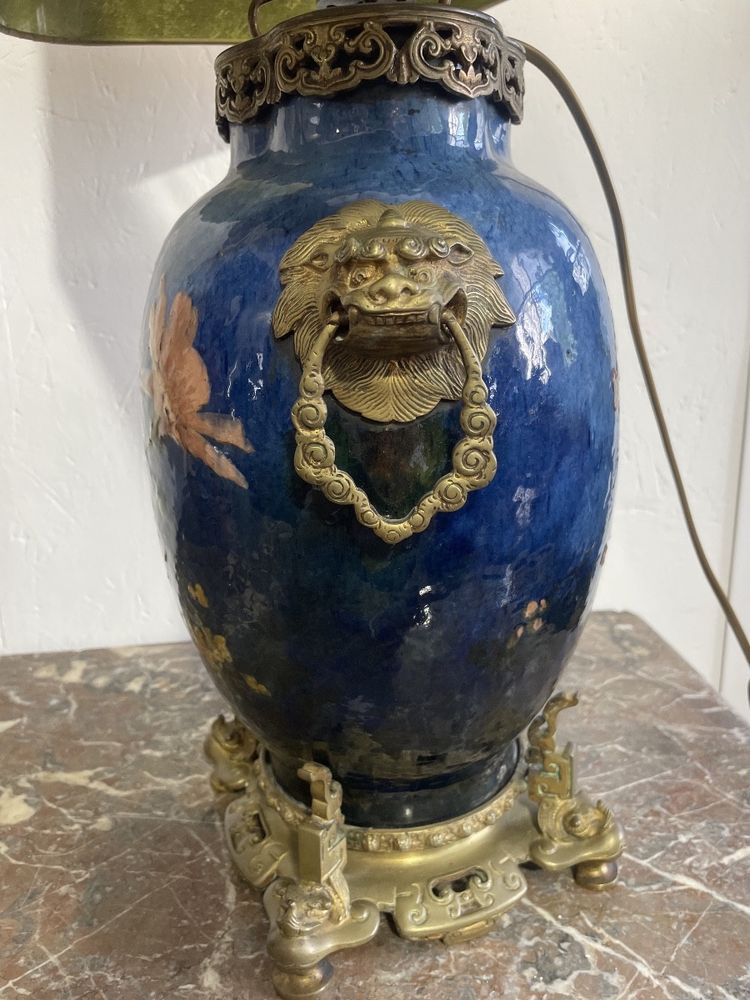 Lampe en faïence à décor de fleurs 