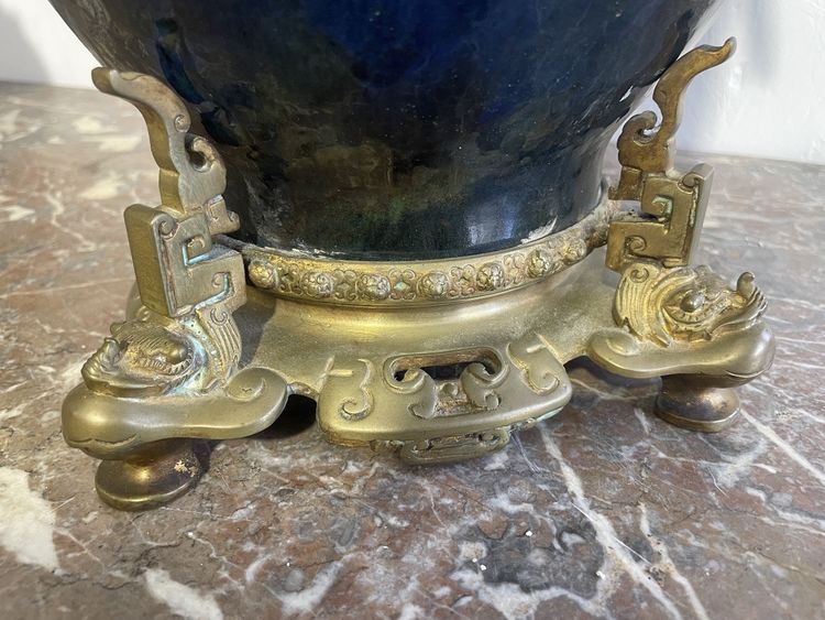 Lampe en faïence à décor de fleurs 