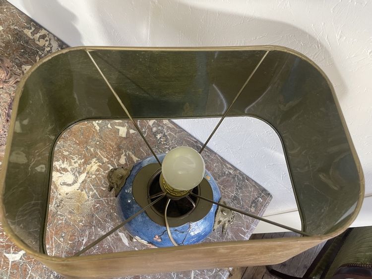 Lampe en faïence à décor de fleurs 