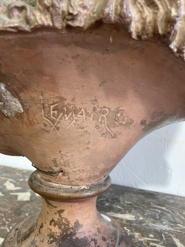 Busto di un giovane ragazzo in piedi sotto la doccia firmato Lemaire