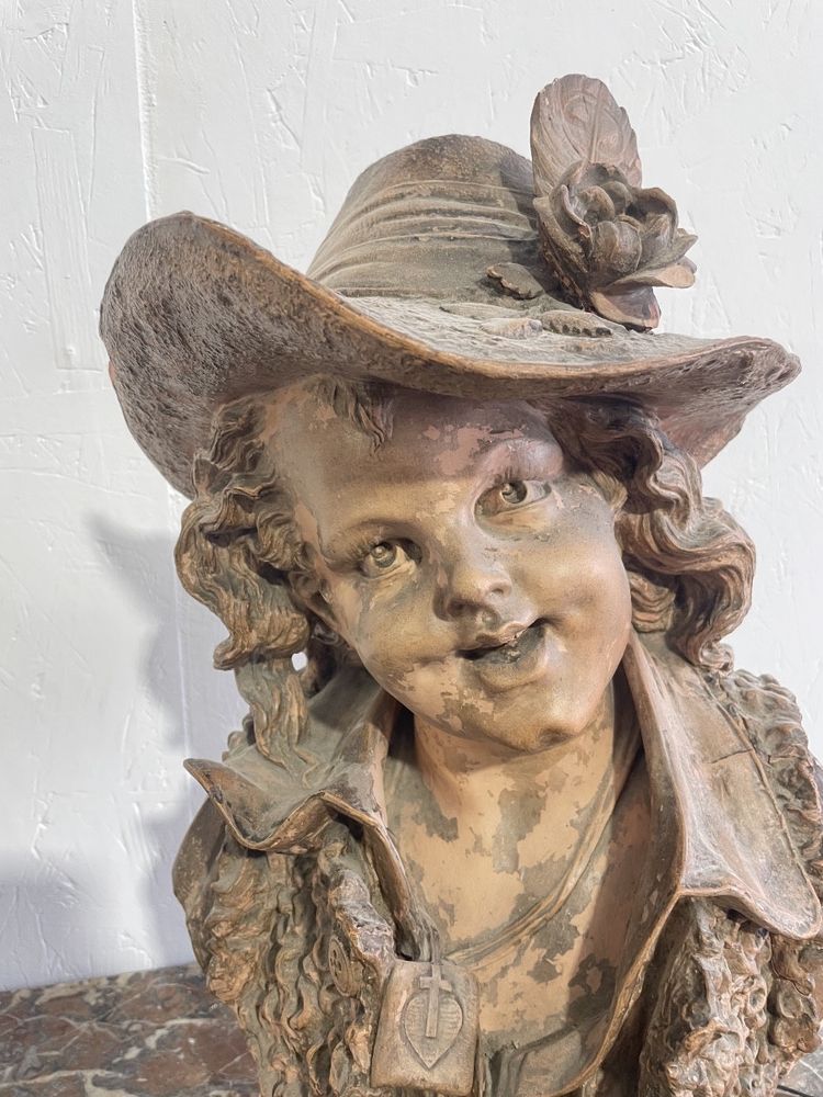 Busto di un giovane ragazzo in piedi sotto la doccia firmato Lemaire