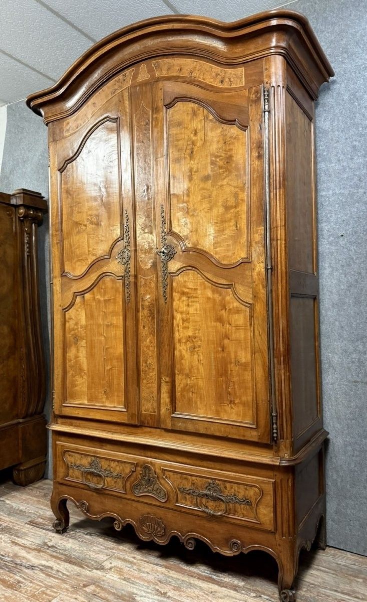 Provenzalischer Schrank aus Nussbaumholz aus der Zeit Ludwigs XV