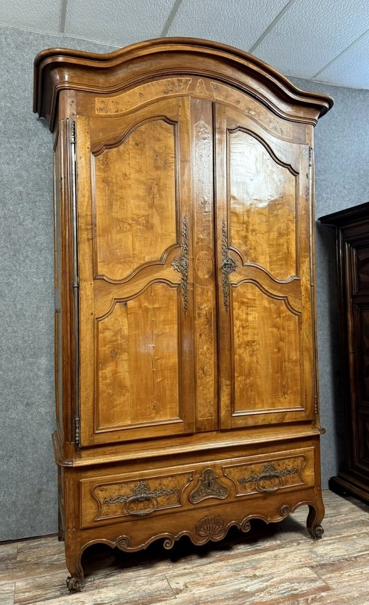Provenzalischer Schrank aus Nussbaumholz aus der Zeit Ludwigs XV