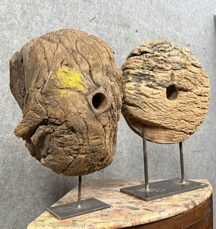 Deux Très anciennes roues de poulies en bois montées sur socle fer  