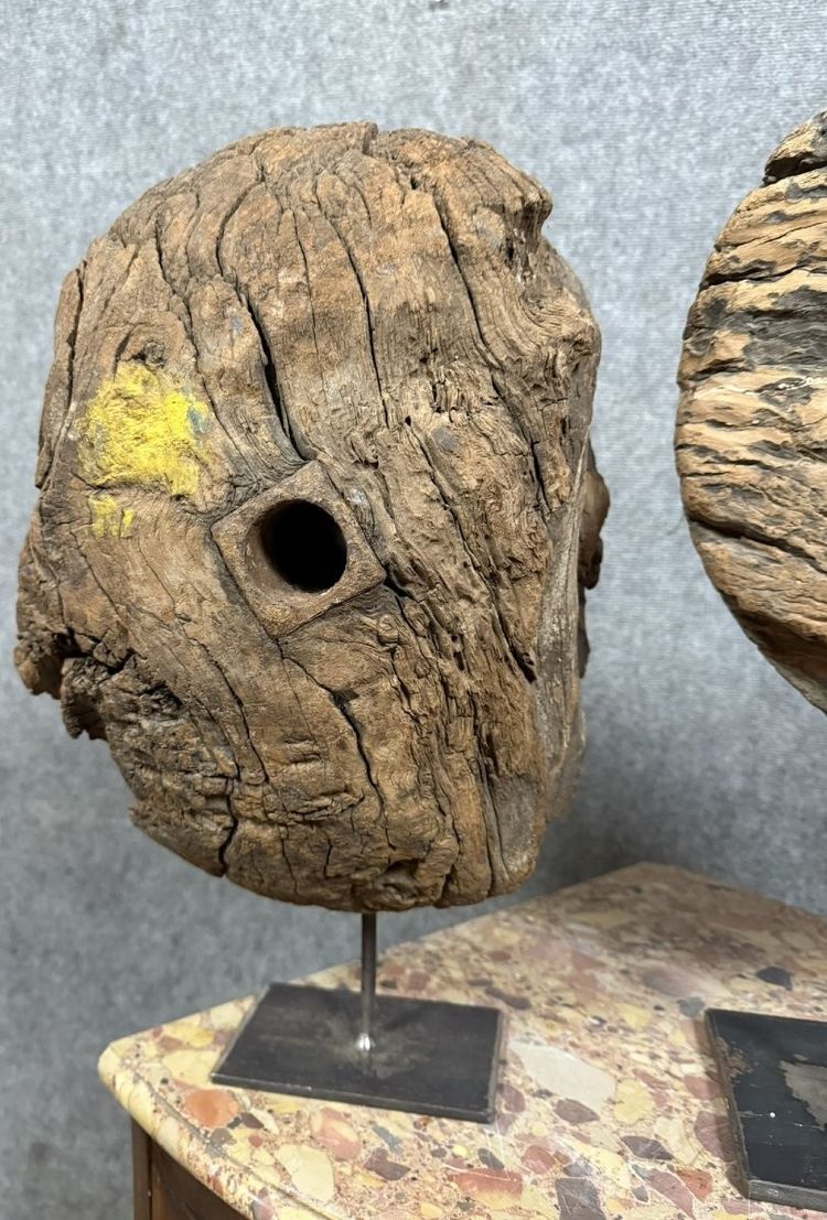 Deux Très anciennes roues de poulies en bois montées sur socle fer  
