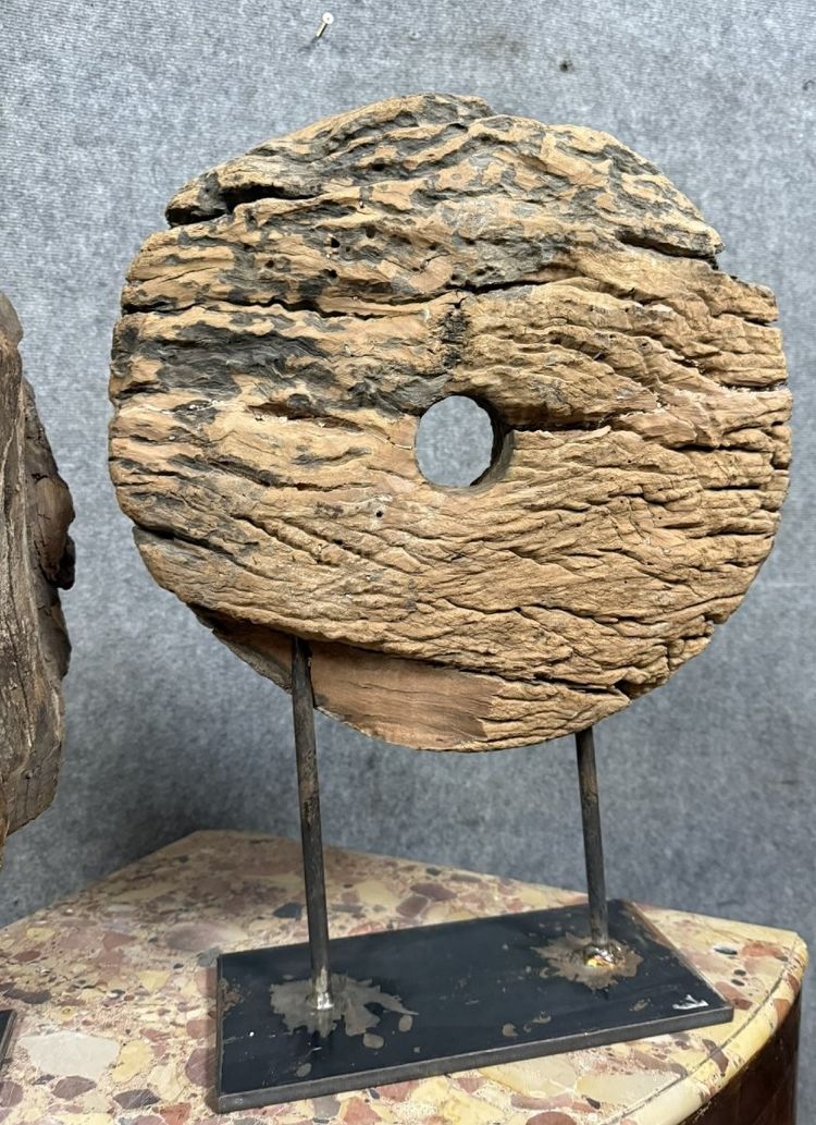 Deux Très anciennes roues de poulies en bois montées sur socle fer  