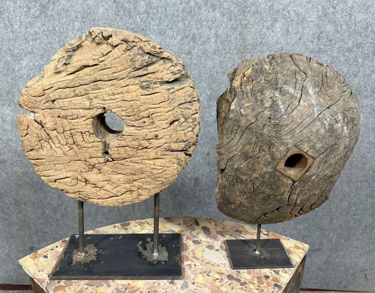 Deux Très anciennes roues de poulies en bois montées sur socle fer  