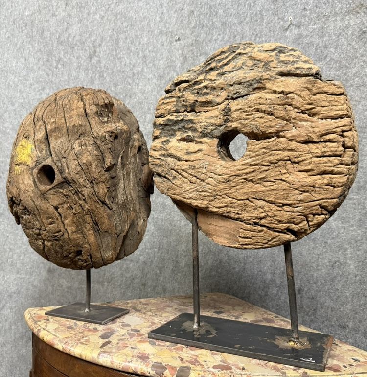 Deux Très anciennes roues de poulies en bois montées sur socle fer  