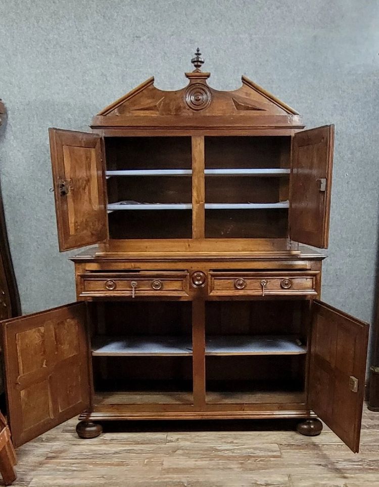 Mobiletto in noce a 4 pannelli in stile Luigi XIII
