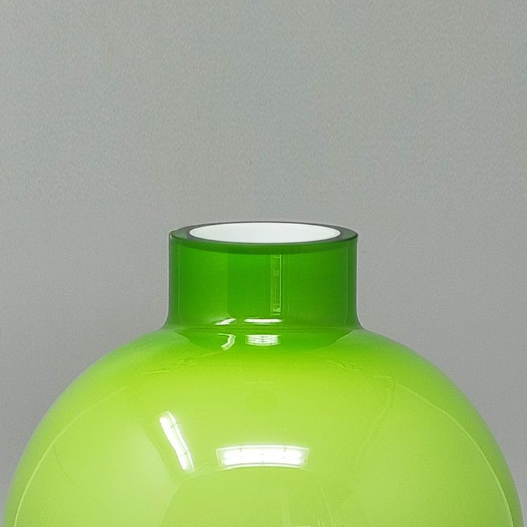 Magnifique vase vert des années 1970 par Ind. Vetraria Valdarnese. Fabriqué en Italie.