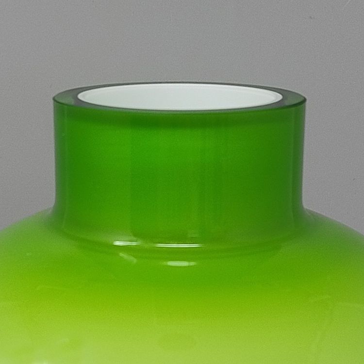 Magnifique vase vert des années 1970 par Ind. Vetraria Valdarnese. Fabriqué en Italie.