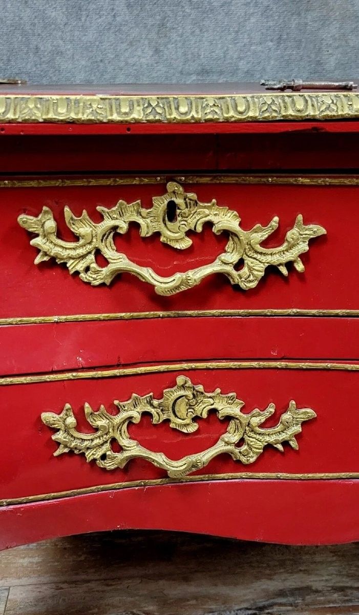Large Louis XV Style Curved Center Desk In Red Lacquer And Gilded Bronze