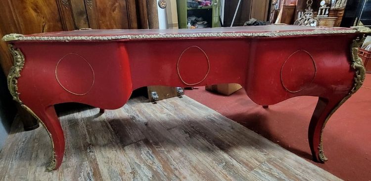 Large Louis XV Style Curved Center Desk In Red Lacquer And Gilded Bronze