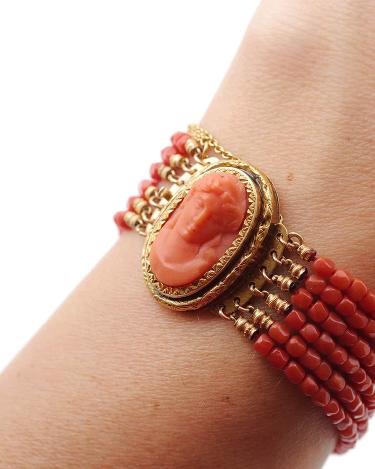 Bracciale antico in corallo con cammeo in oro 18k, perle di corallo, gioielli mediterranei, bracciale antico