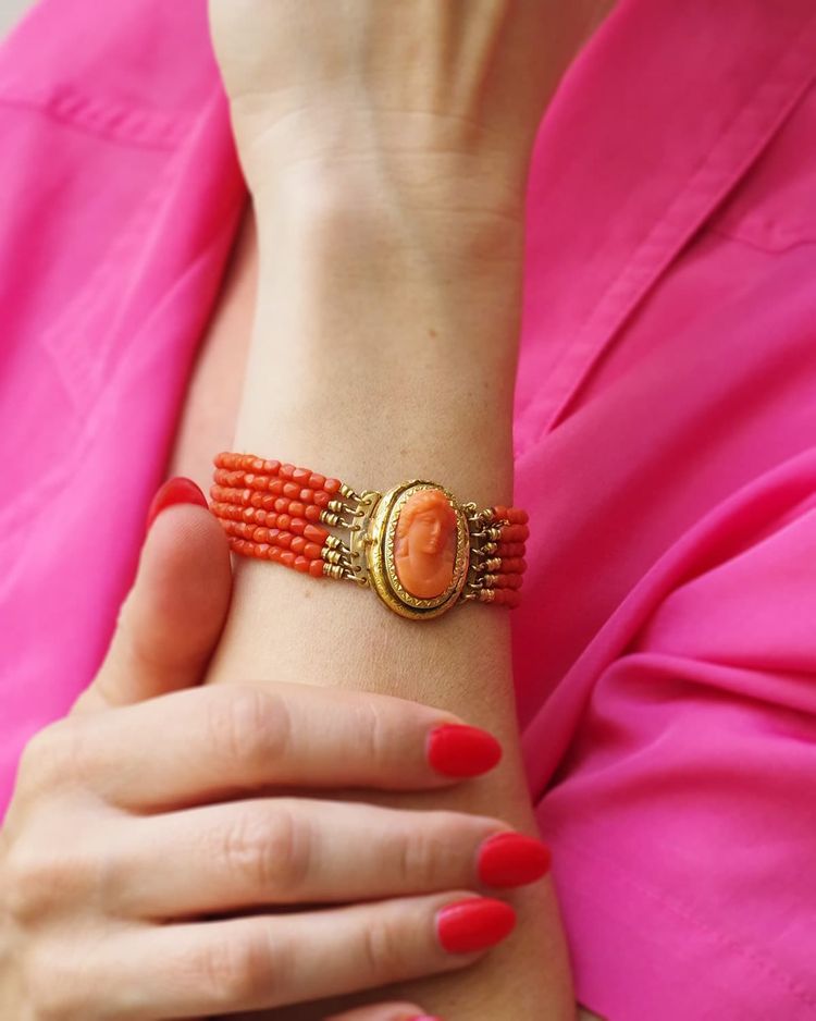 Bracciale antico in corallo con cammeo in oro 18k, perle di corallo, gioielli mediterranei, bracciale antico